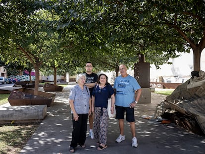 Lola, Francisco, Pili y Francisco vivían en los edificios donde ahora se asienta el jardín lleno de enseras de personas sin techo que duermen allí, en una imagen tomada este viernes.