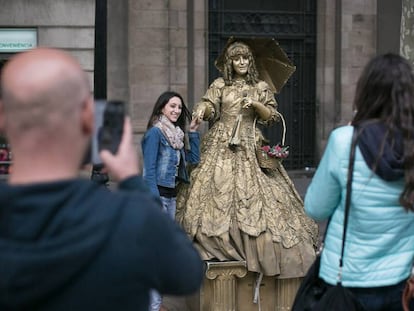 Turistes amb les estàtues, aquest dimecres.