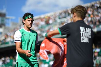 Thiem coge una toalla durante el partido.