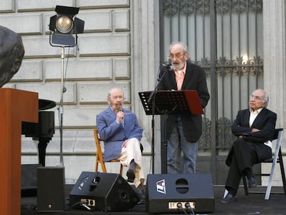 José Manuel Caballero Bonald, Francisco Brines y Ángel González durante el homenaje al Antonio Machado celebrado en la Biblioteca Nacional, en 2007.