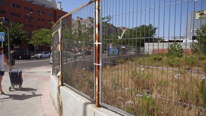 Parcela en el barrio del Puerto, de Coslada, donde se pretende construir una gasolinera.