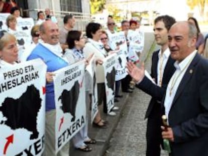 Martín Garitano saluda a los participantes en una concentración de apoyo a los presos de ETA en las fiestas de Loyola.