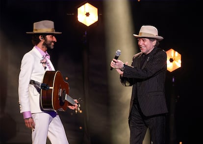 El cantautor Joaquín Sabina acompañado por Leiva a la guitarra, durante su interpretación de 'Tan joven y tan viejo'. 