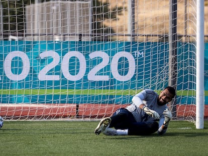 El portero de la selección española de fútbol Robert Sánchez, durante un entrenamiento.