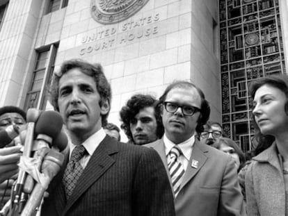 Daniel Ellsberg habla a los reporteros en  junio de 1973.