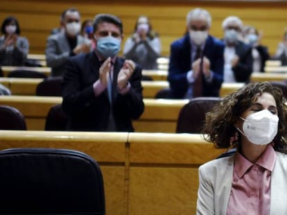 María Jesús Montero, aplaudida este martes tras la aprobación de las cuentas.