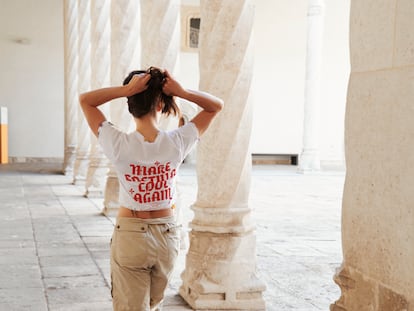 Carmen Abril, cofundadora de la revista 'La Perdiz Roja' enseña la camisa que hizo famosa la publicación