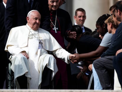 El papa Francisco se reúne con fieles este miércoles en la plaza de San Pedro, Ciudad del Vaticano.