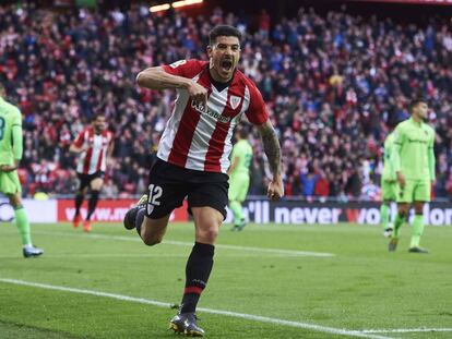 Yuri Berchiche celebra su gol al Levante en San Mamés.