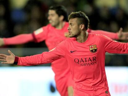 Neymar celebra un gol con Luis Suárez al fondo.