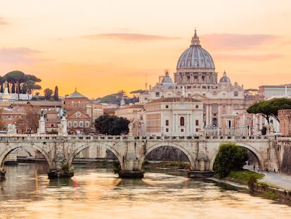 Vista panorámica de Roma al atardecer, con el río Tíber en primer plano.