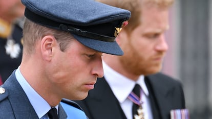 El príncipe Guillermo y el príncipe Enrique en el funeral de Estado de la reina Isabel II en la abadía de Westminster, el 19 de septiembre de 2022 en Londres.