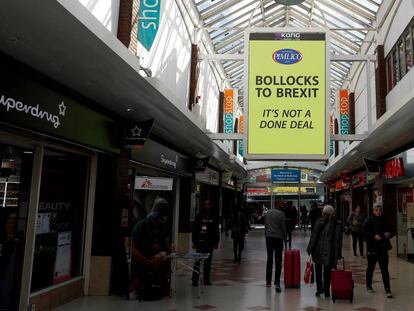 Uno de los carteles pagados por Pimlico contra el Brexit en una galería comercial de Londres