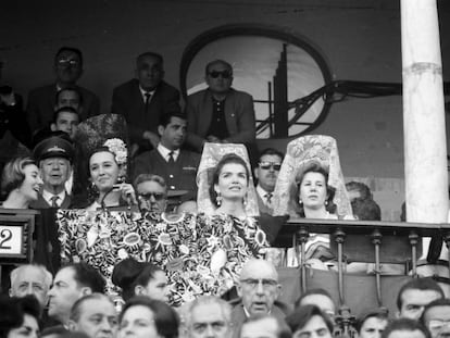 Jacqueline Kennedy, en el palco junto a la condesa de Romanones y la duquesa de Alba, en 1966.