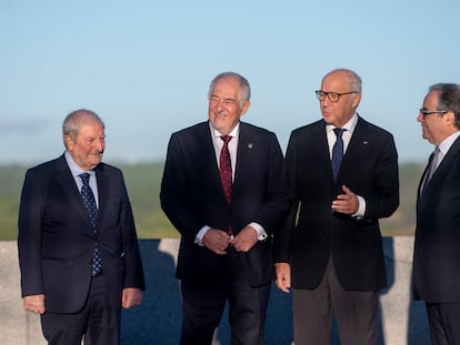 El presidente del Tribunal Constitucional de Italia, Augusto Barbera, el presidente del Consejo Constitucional de Francia, Laurent Fabius, el del Constitucional español, Cándido Conde-Pumpido; el de Portugal, José João Abrantes, este viernes en Madrid.