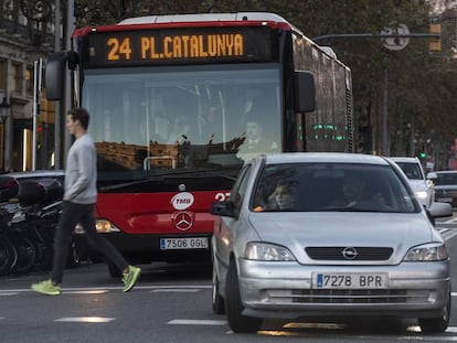 Un autobús de la línea 24 por el centro de Barcelona.