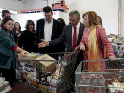 “Desde el PSPV vamos a plantear a todos nuestros cargos en las diferentes instituciones que el día de la huelga general destinen su sueldo al banco de alimentos", dijo ayer el dirigente socialista Ximo Puig, que visitó el Banco de Alimentos de la Comunidad Valenciana en la Pobla de Vallbona junto a la vicesecretaria general del PSOE, Elena Valenciano.