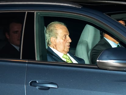 El rey emérito, Juan Carlos I, a su salida del Palacio de El Pardo de Madrid, la noche de este martes.