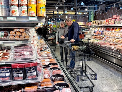 Una pareja hace la compra en Wheeling, Virginia (Estados Unidos).