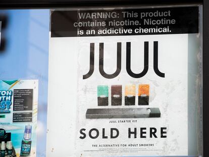 Foto de archivo de un anuncio de productos Juul en Los ángeles (California).