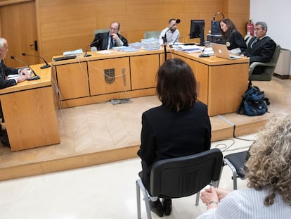 Un instante del juicio contra Juana Rivas (vestida de negro, de espaldas) celebrado en 2018 en Granada. En el centro, el juez Manuel Piñar. El abogado de Rivas, Carlos Aranguez no aparece en la imagen.