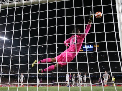 El portero del Liverpool, Alisson Becker, encaja un gol por la escuadra, a disparo de Messi, durante la primera vuelta de la semifinal de la Champions League en el Camp Nou, el 1 de mayo de 2019.