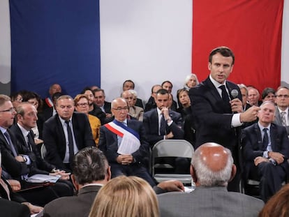 El presidente Emmanuel Macron durante el debate en Cozzano, en la isla de Córcega