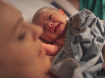 Un bebé mira a su madre por primera vez.