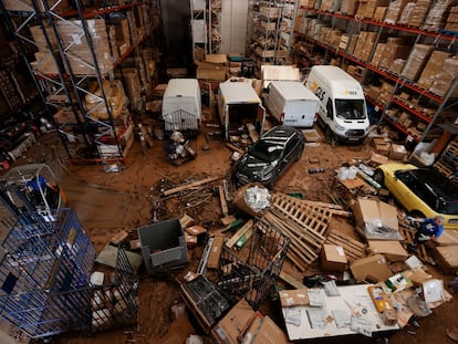 Interior de un almacén logístico del polígono industrial de Riba-roja de Túria (Valencia), este viernes.