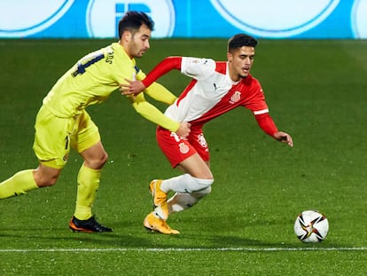 Bueno, del Girona, se escapa de Trigueros durante el duelo contra el Villarreal.