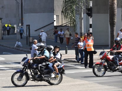 Pasajeros menores de edad en una motocicleta aumenta el riesgo de muertes en siniestros viales en Bogotá, Colombia.