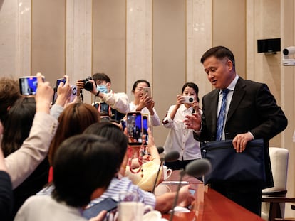 El gobernador del Banco Popular de China, Pan Gongsheng, habla con los periodistas tras una rueda de prensa en Pekín, China, este martes.