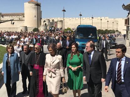 la Reina em&eacute;rita do&ntilde;a Sof&iacute;a (c), acompa&ntilde;ada por la comitiva que le ha mostrado la exposici&oacute;n &#039;Reconciliare&#039;, este lunes en Cu&eacute;llar.