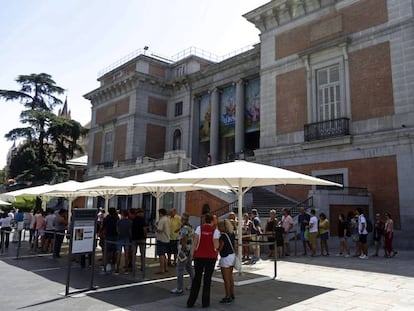 Colas para entrar al Museo del Prado, el lunes en Madrid.