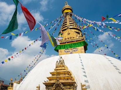 Swayambhunath, un antiguo complejo religioso a lo alto de una colina en el valle de Katmandú, al oeste de la ciudad de Katmandú (Nepal).