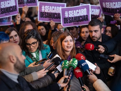 Loreto Arenillas, junto a Manuela Bergerot, en una manifestación del 25 de noviembre de 2023.