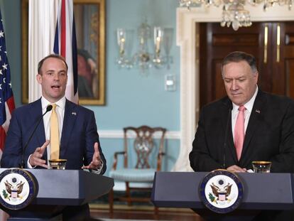 El secretario de Estado Mike Pompeo, junto al ministro de Asuntos Exteriores británico Dominic Raab en el Departamento de Estado.