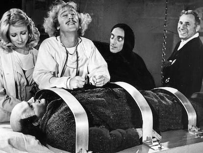 Teri Garr, Gene Wilder y Marty Feldman en el rodaje de 'El jovencito Frankenstein' junto a Brooks.