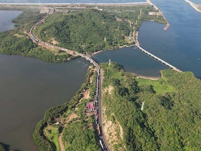 Cientos de vehículos de carga esperan en la carretera hacia el Puerto de Manzanillo (Colima), este 1 de agosto.