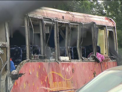 El autobús en el que varias personas murieron y decenas resultaron heridas tras volcarse en en el condado de Warren, Mississippi (EE UU), el 31 de agosto 2024.