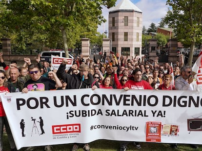 Trabajadores de RTVCyL se concentraban el 3 de octubre frente a la sede de la Junta de Castilla y León en Valladolid para pedir mejoras en sus condiciones laborales.