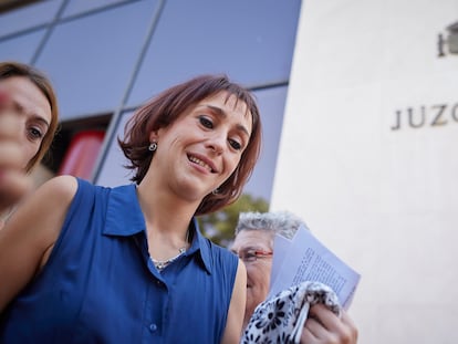 Juana Rivas, el día que apareció después de un mes desaparecida junto con sus hijos, a la salida del juzgado de Granada en 2018.