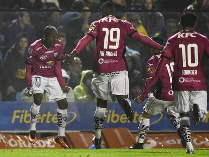 Los jugadores de los Rayados del Valle celebran el tercer tanto en La Bombonera.