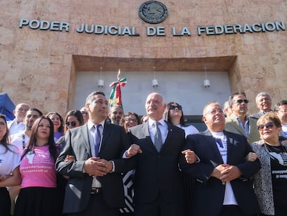 Trabajadores del PJF cierran filas frente a la sede de Cuernavaca (Morelos) durante el tercer día del paro, el 21 de agosto.