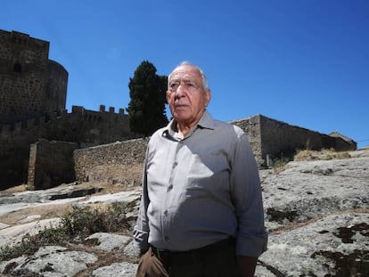 Luis Sánchez, delante del castillo de Puente de Congosto, Salamanca.