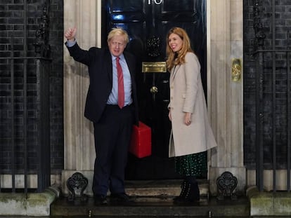 El primer ministro Boris Johnson y su novia Carrie Symonds en Downing Street.