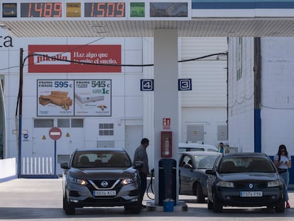 Usuarios repostando sus vehículos de combustión en una gasolinera de Sevilla.