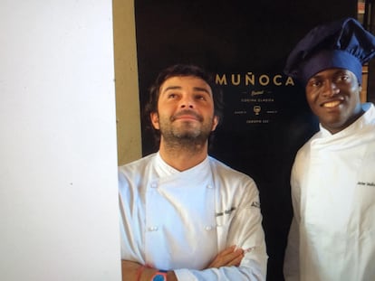 El cocinero Javier Muñoz-Calero y Mamady Diallo, 'Mady', en una imagen cedida por ellos.