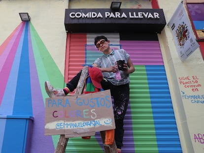 Emmanuel Carvajal, artista mexicano, posa delante de la obra que ha hecho para el festival CALLE, en Madrid.