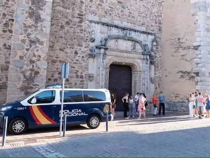 Varias personas el lunes frente a la comisaría de Policía Nacional de Almendralejo, Badajoz.